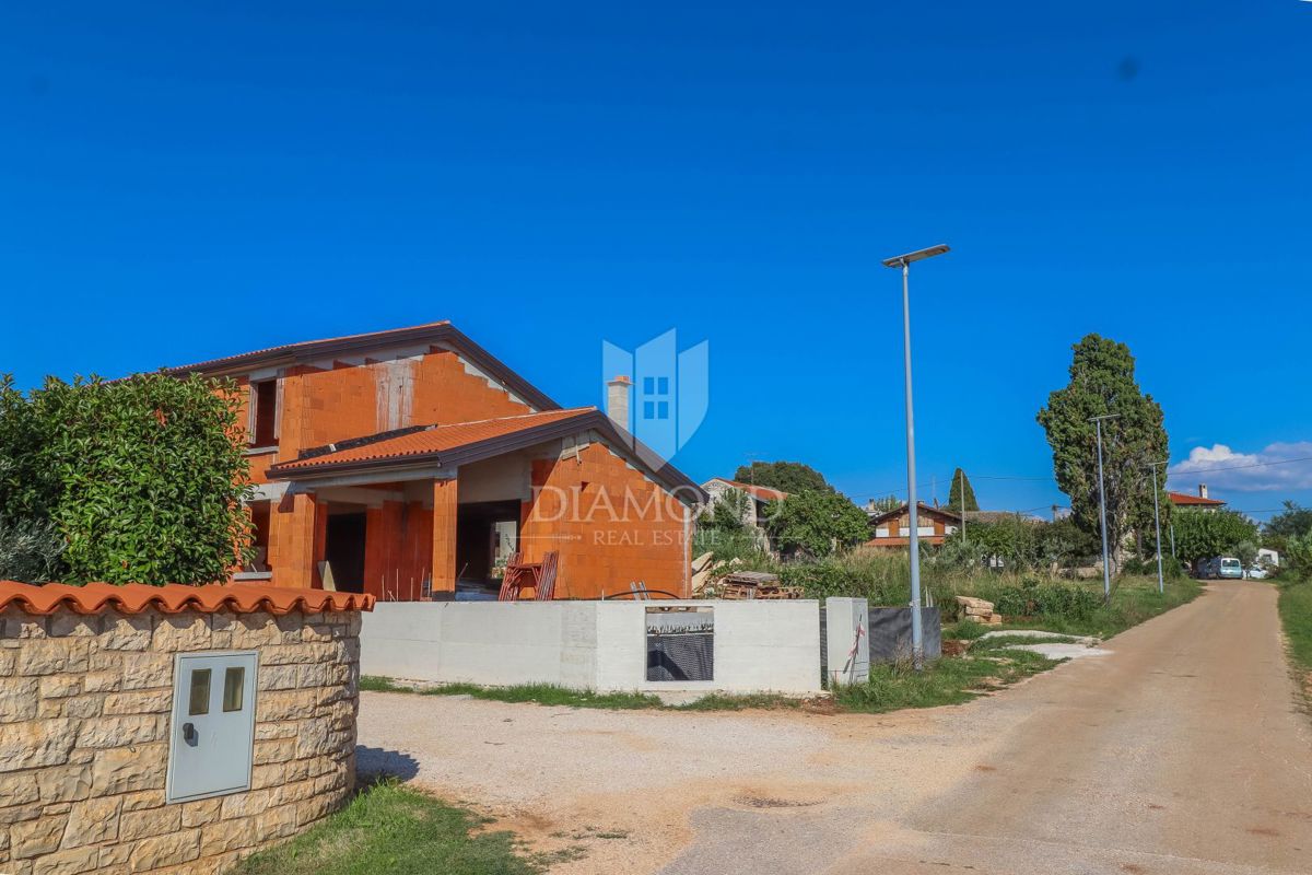 Cittanova, dintorni! Bellissima villa in costruzione a 700 m dal mare!