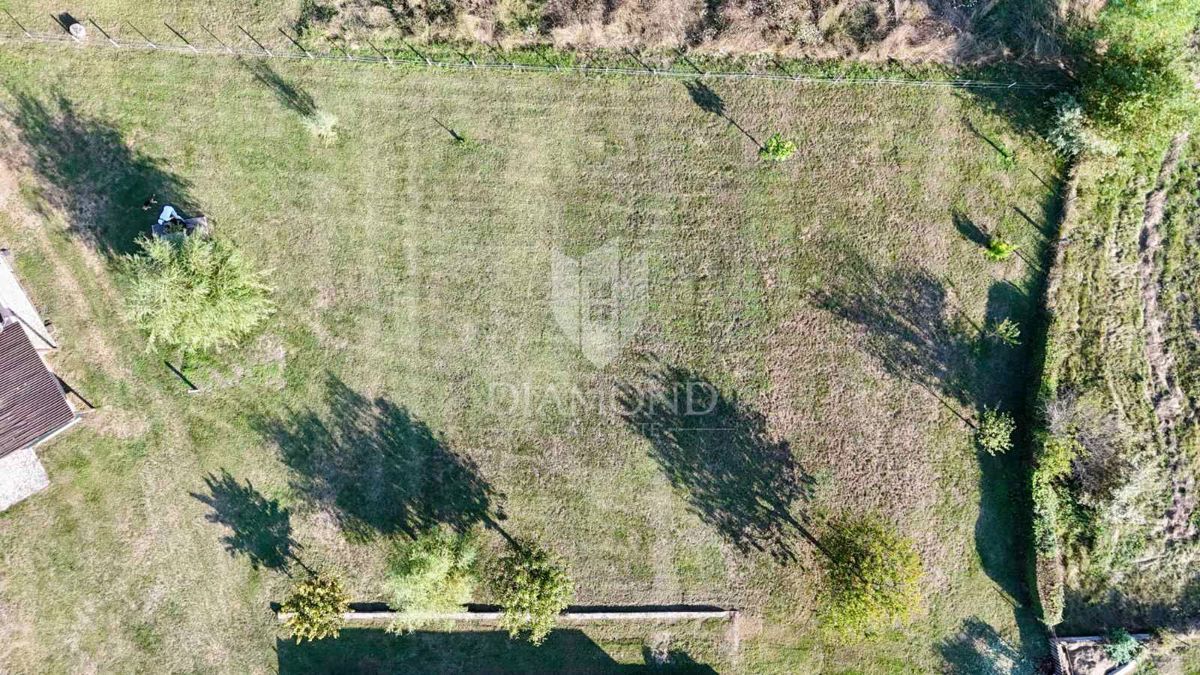 Bel terreno edificabile vicino a Labin