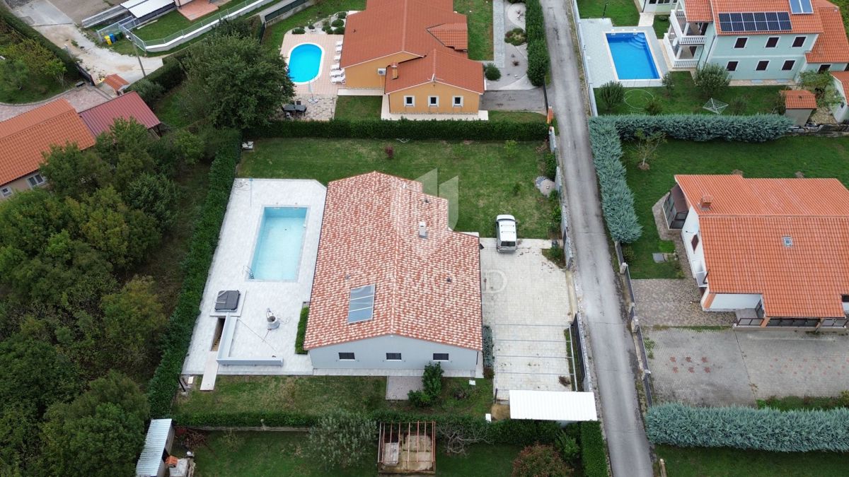 Moderna casa a un piano con piscina