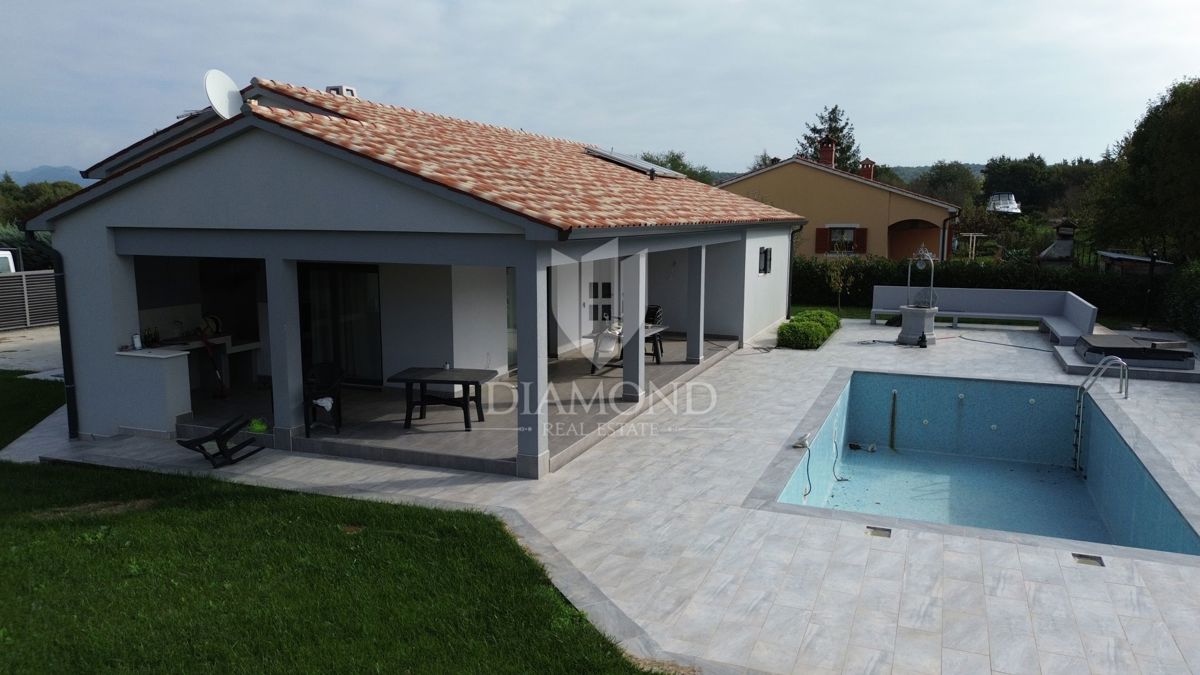 Moderna casa a un piano con piscina