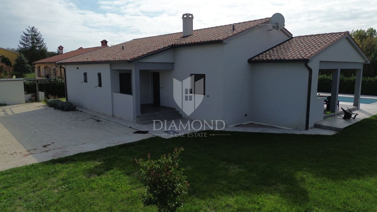 Moderna casa a un piano con piscina