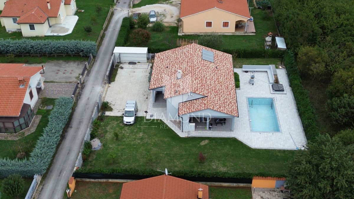 Moderna casa a un piano con piscina