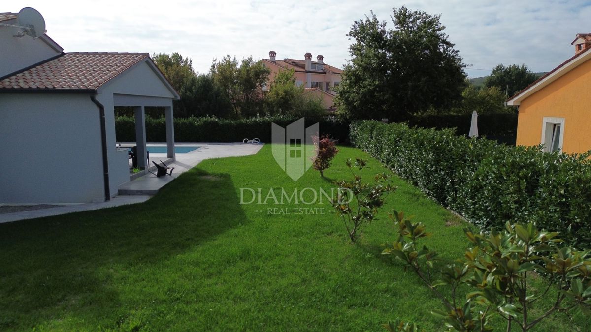 Moderna casa a un piano con piscina