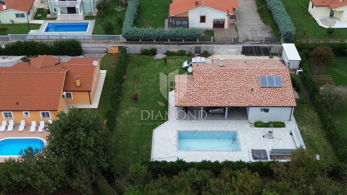 Moderna casa a un piano con piscina