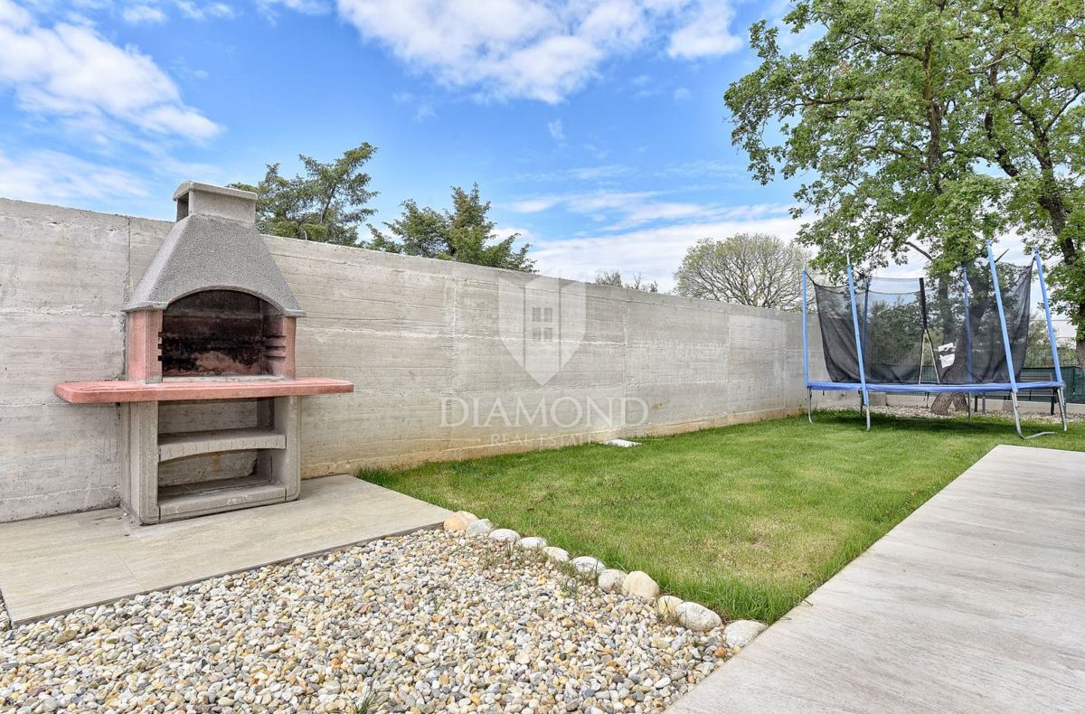 Una bella casa con piscina e vista sul mare, nelle vicinanze di Fasana!