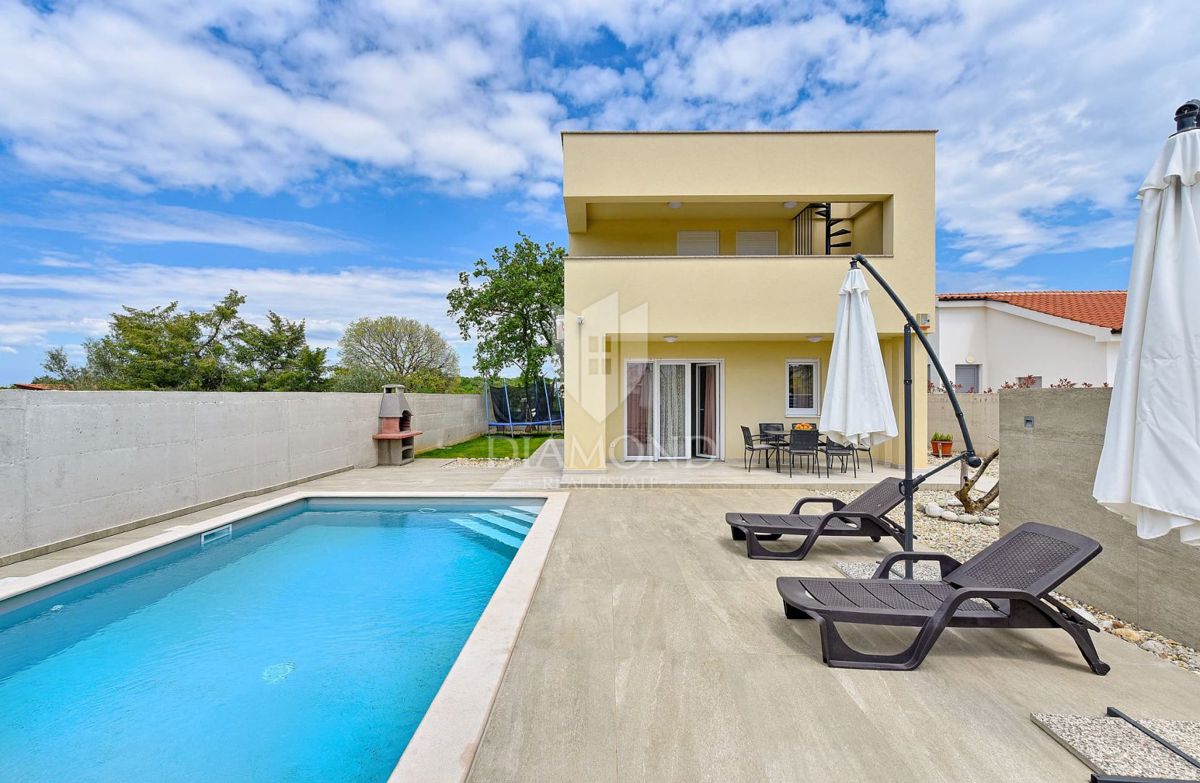 Una bella casa con piscina e vista sul mare, nelle vicinanze di Fasana!