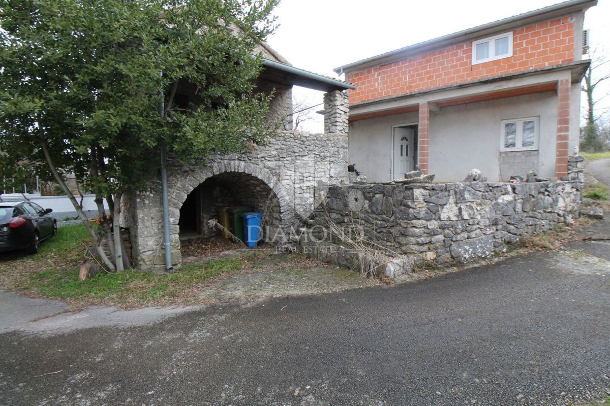 Labin, dintorni, autentica casa a schiera in pietra con edificio ausiliario