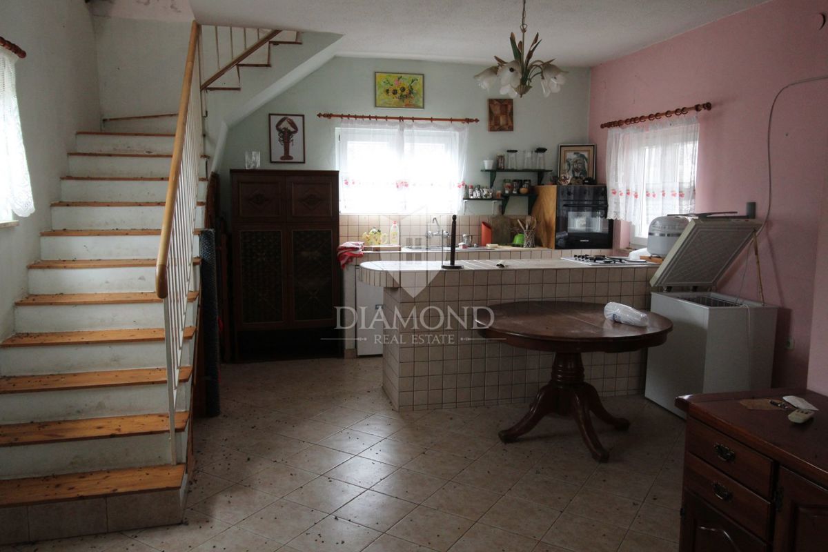 Labin, dintorni, autentica casa a schiera in pietra con edificio ausiliario