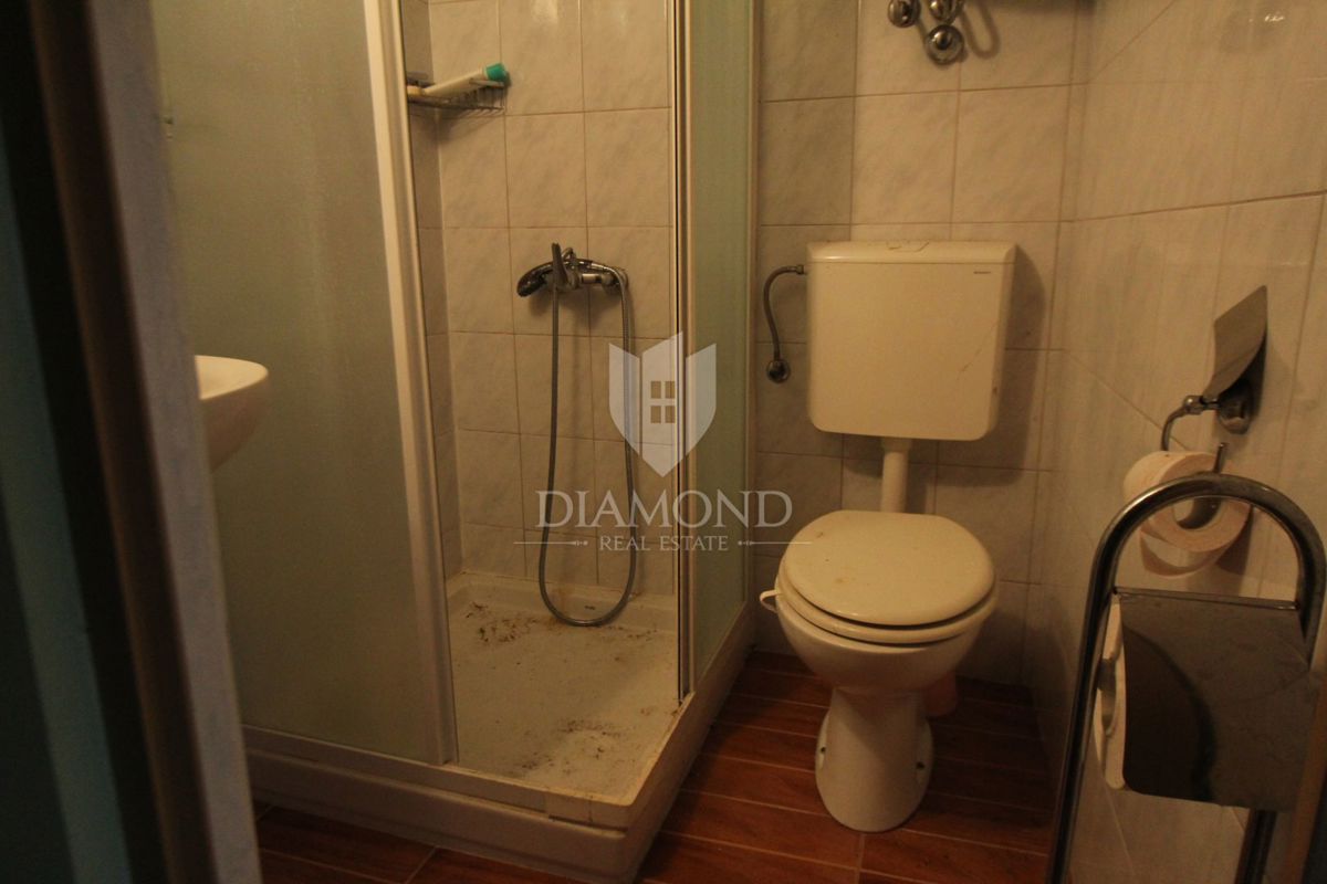 Labin, dintorni, autentica casa a schiera in pietra con edificio ausiliario