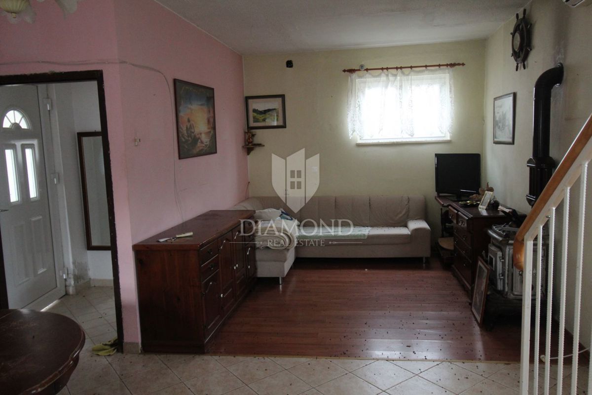 Labin, dintorni, autentica casa a schiera in pietra con edificio ausiliario