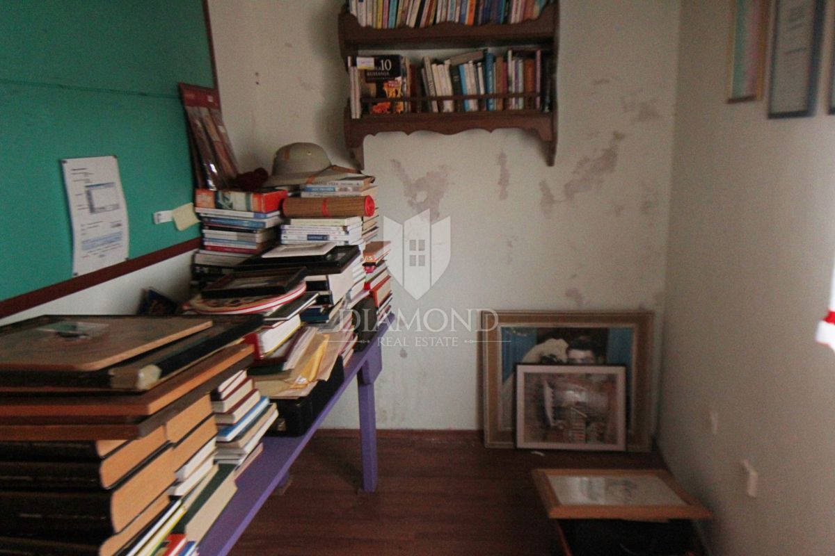 Labin, dintorni, autentica casa a schiera in pietra con edificio ausiliario