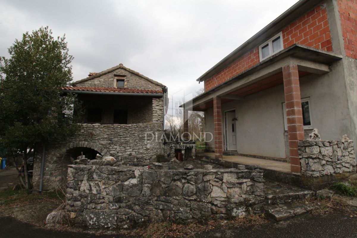 Labin, dintorni, autentica casa a schiera in pietra con edificio ausiliario
