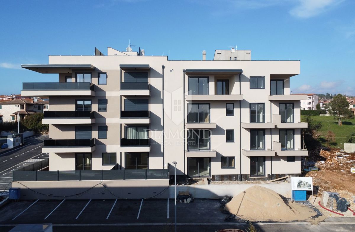 Parenzo, dintorni, appartamento familiare al secondo piano non lontano dal mare!