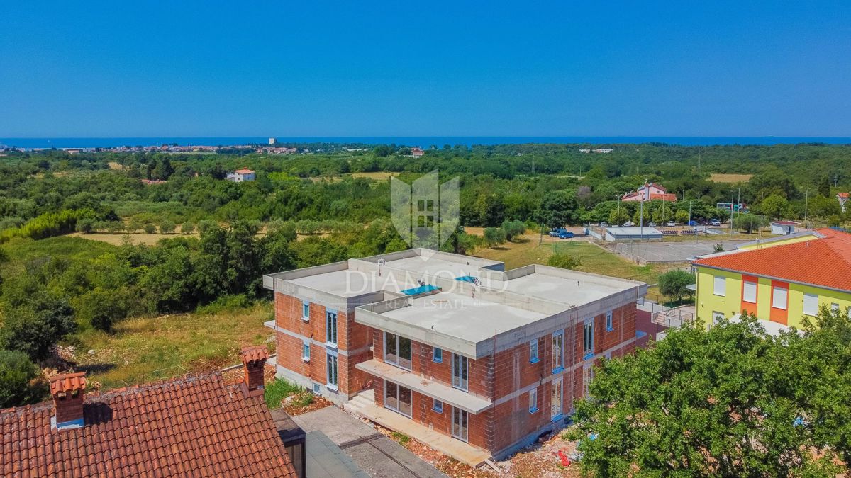 Umago! Appartamento al 1° piano con terrazza panoramica e vista mare!