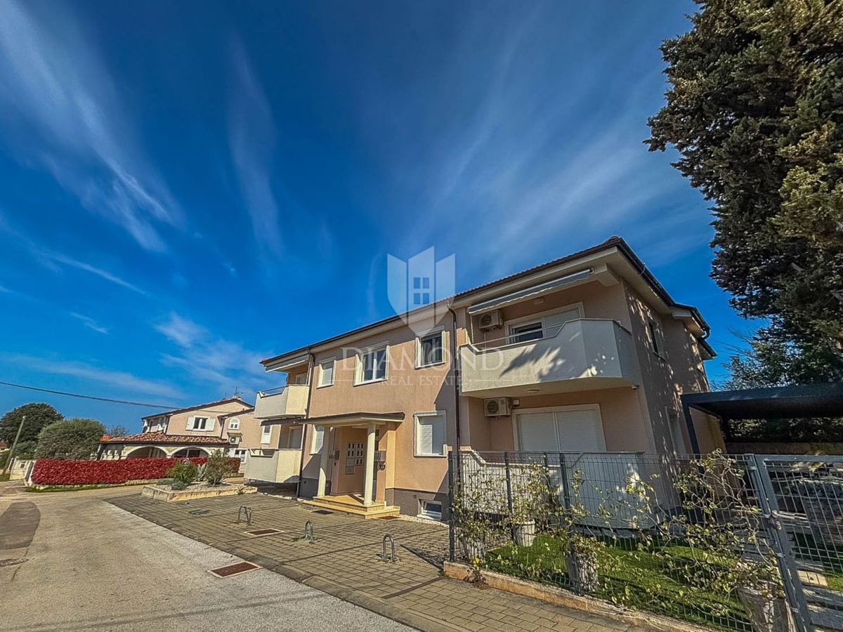 Istria, Umago, moderno appartamento con balcone a 400 metri dalla spiaggia!