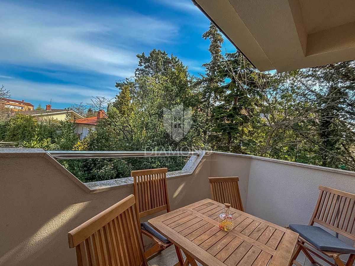 Istria, Umago, moderno appartamento con balcone a 400 metri dalla spiaggia!