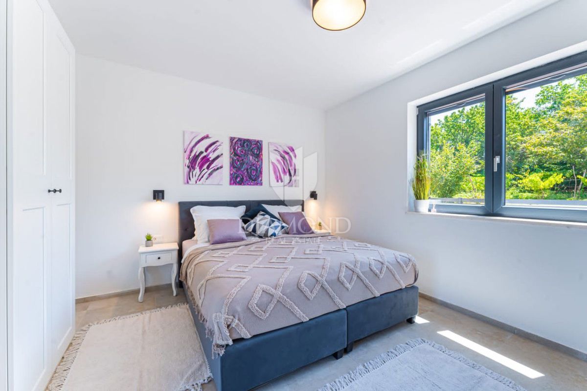 Nuova casa moderna con piscina vicino a Labin