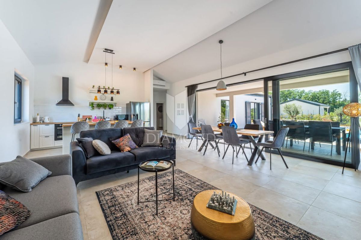 Nuova casa moderna con piscina vicino a Labin