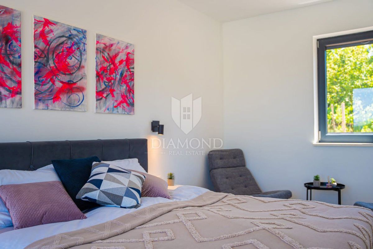 Nuova casa moderna con piscina vicino a Labin