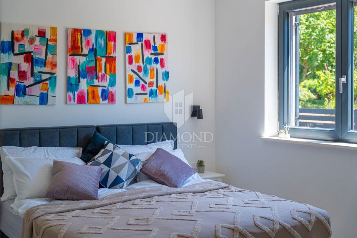 Nuova casa moderna con piscina vicino a Labin