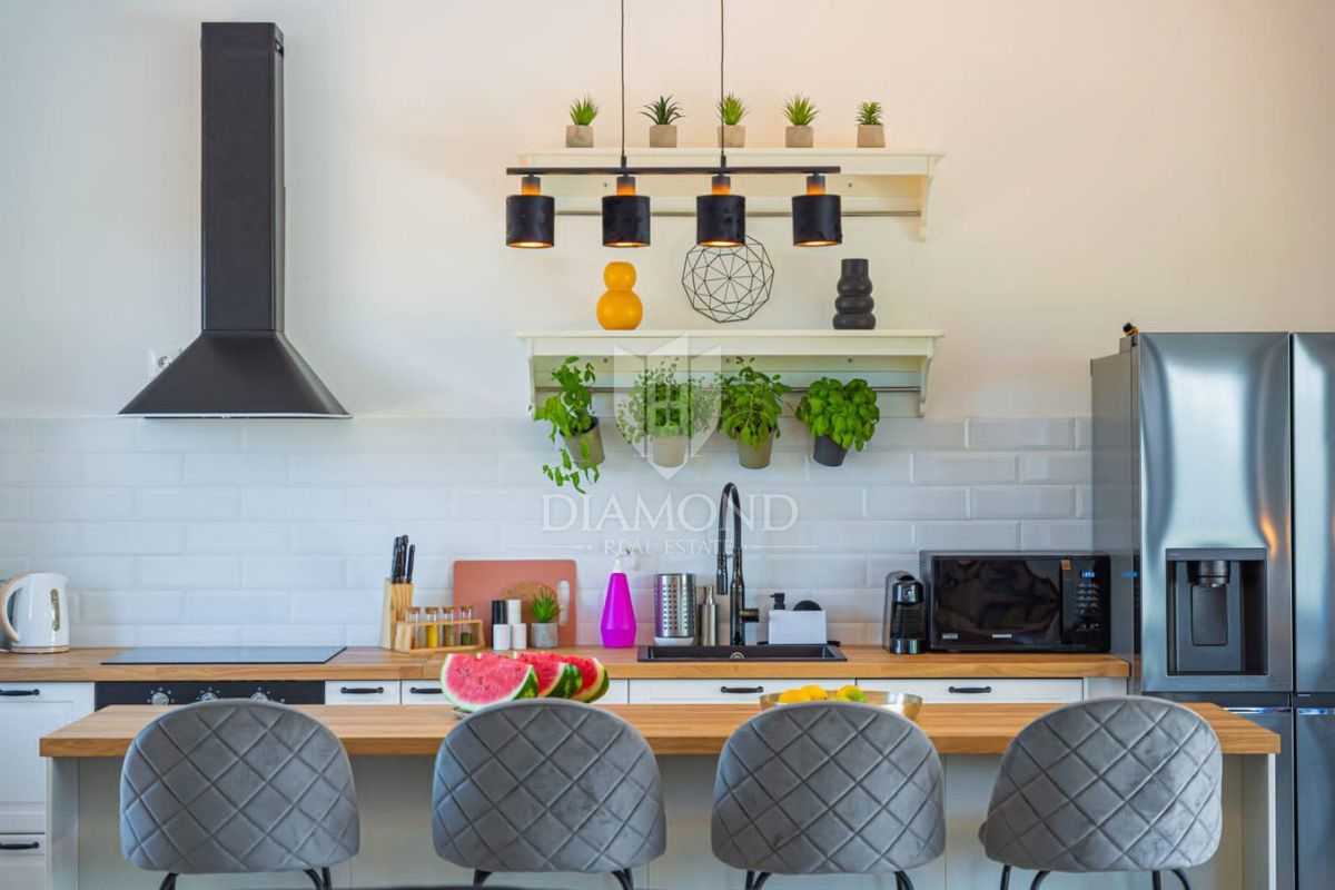 Nuova casa moderna con piscina vicino a Labin