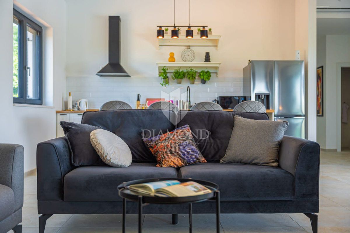 Nuova casa moderna con piscina vicino a Labin