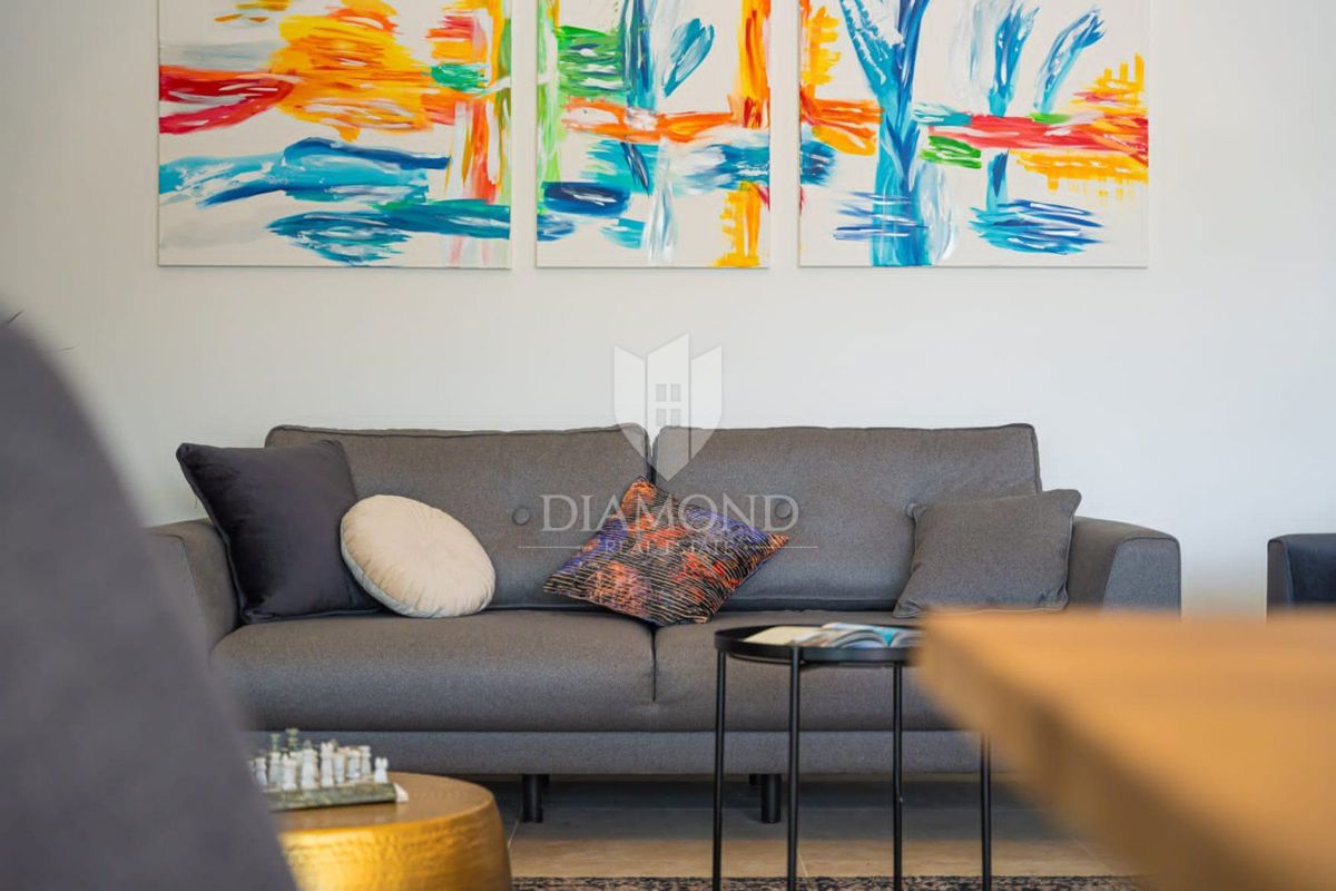 Nuova casa moderna con piscina vicino a Labin