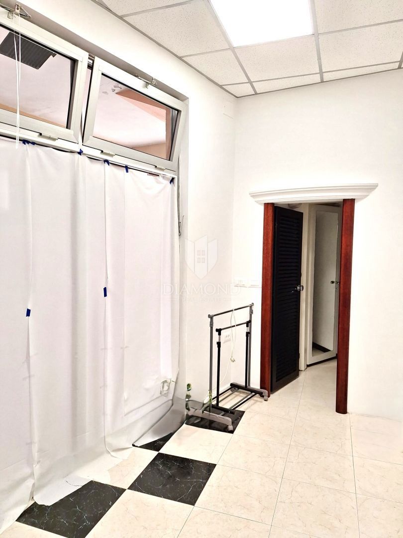 Parenzo – Spazio commerciale attraente in posizione centrale di prestigio!