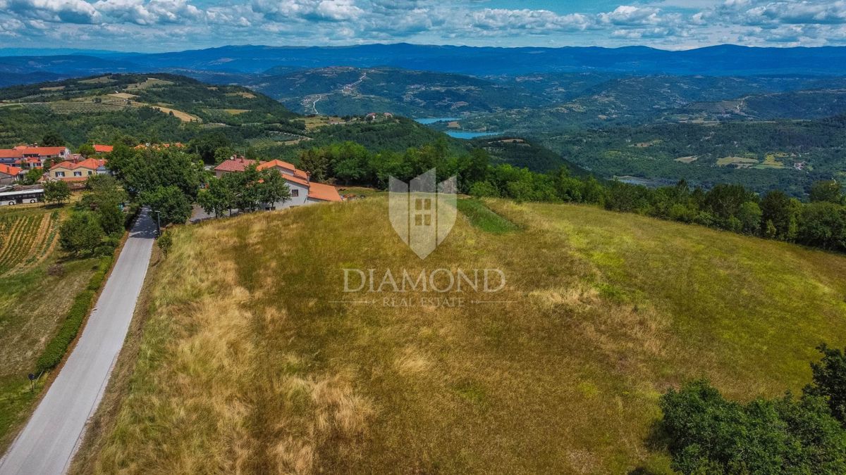 Istria centrale, terreno 3.874 m² con licenza edilizia!