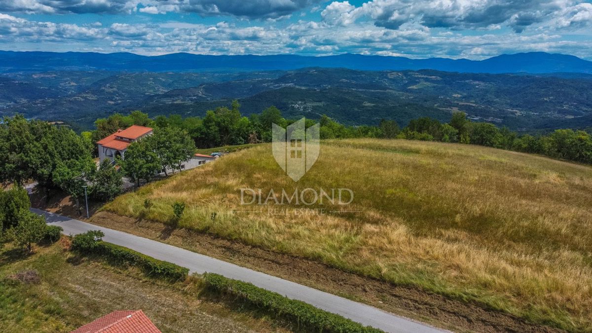 Istria centrale, terreno 3.874 m² con licenza edilizia!