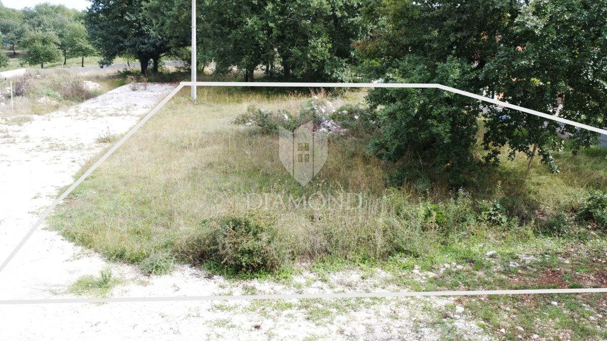 Sv. Lovreč – terreno 943 m² per costruzione villa con piscina