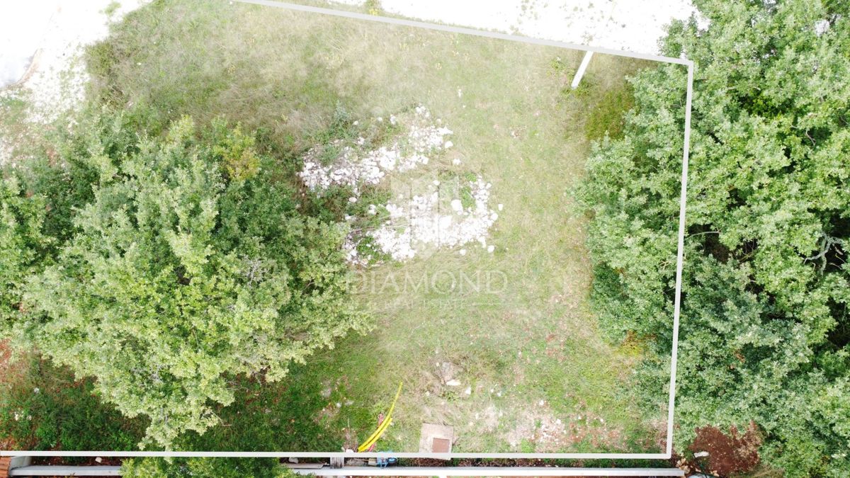 Sv. Lovreč – terreno 943 m² per costruzione villa con piscina