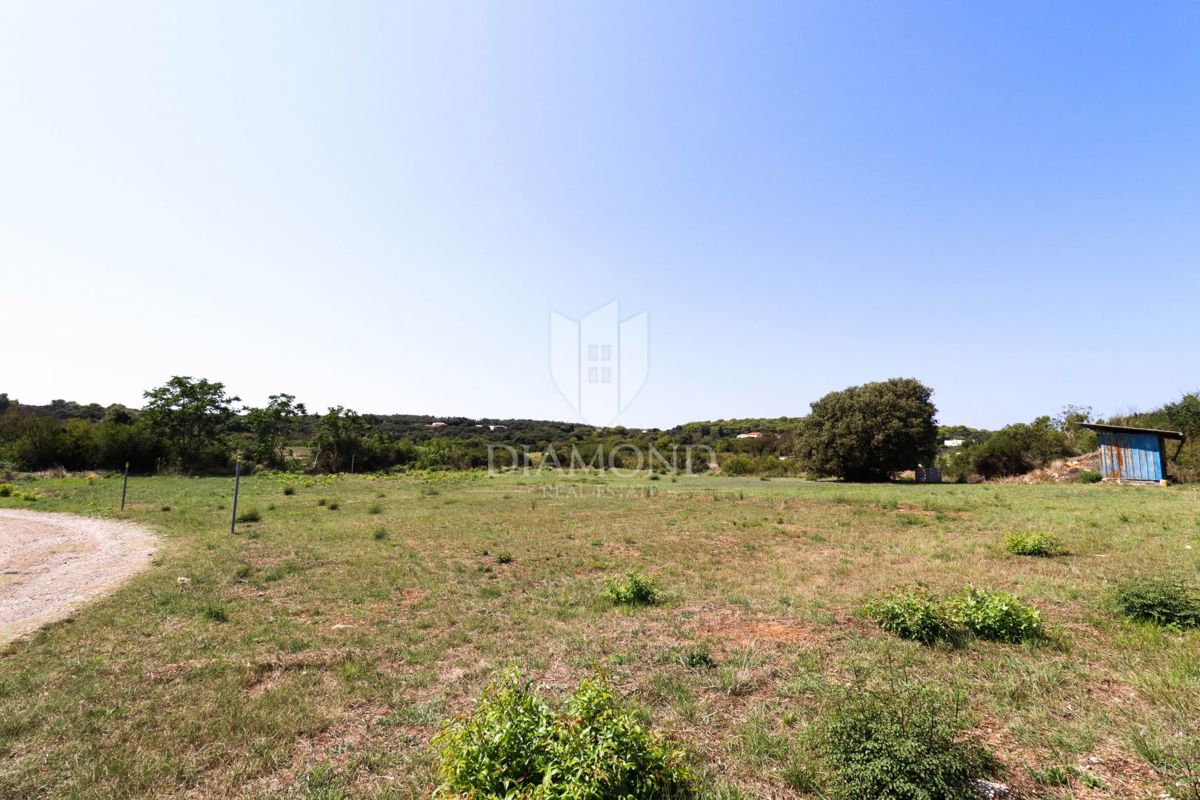 Terreno edificabile ad uso misto – Pola!