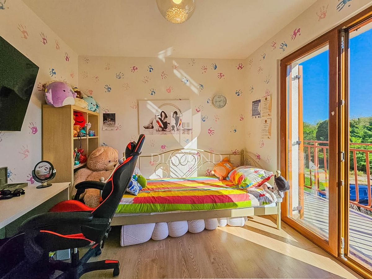 Umago, casa con 2 appartamenti a 500 metri dal mare!