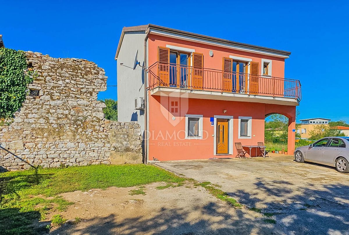 Umago, casa con 2 appartamenti a 500 metri dal mare!