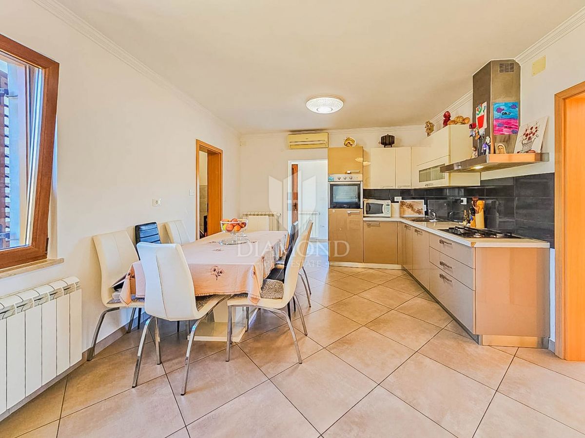 Umago, casa con 2 appartamenti a 500 metri dal mare!