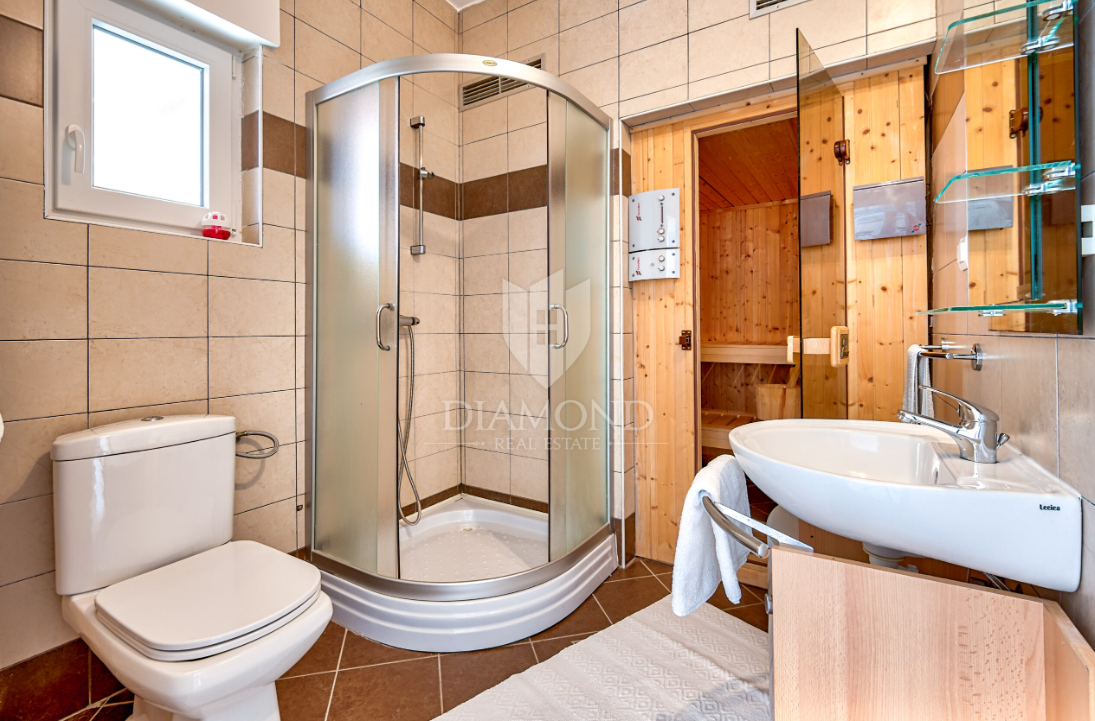 Spaziosa casa con piscina a Ližnjan