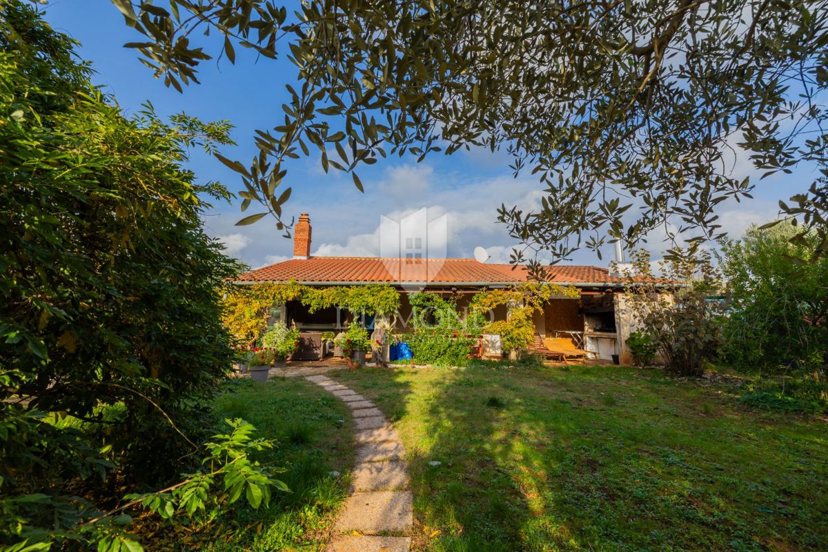 DIAMANTE a Rovigno, casa pianoterra con un enorme giardino vicino al mare