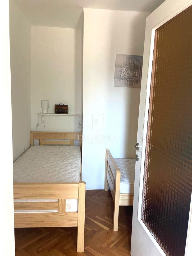 Poreč – appartamento con ampio giardino in zona tranquilla