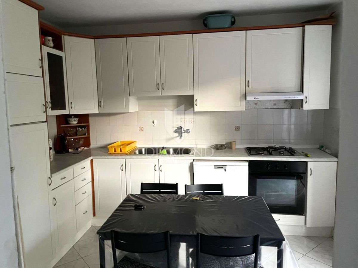 Poreč – appartamento con ampio giardino in zona tranquilla