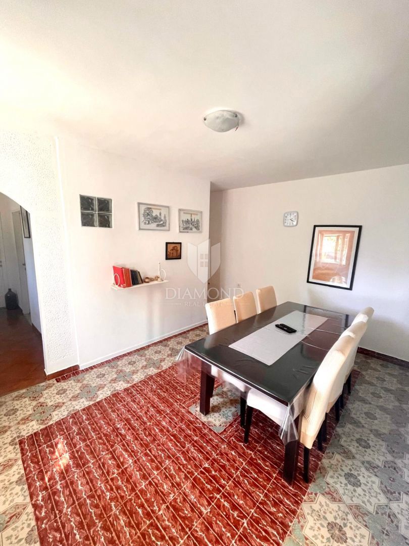 Poreč – appartamento con ampio giardino in zona tranquilla