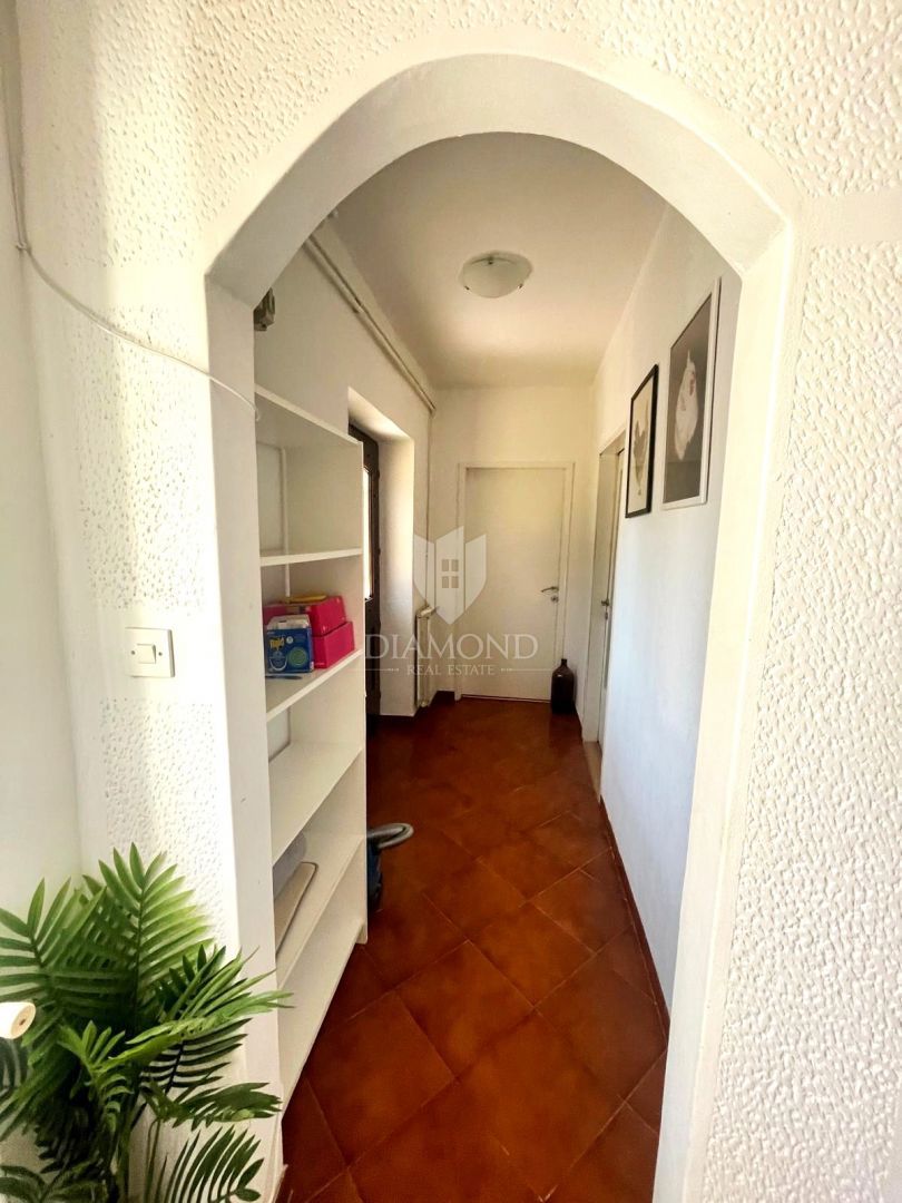 Poreč – appartamento con ampio giardino in zona tranquilla