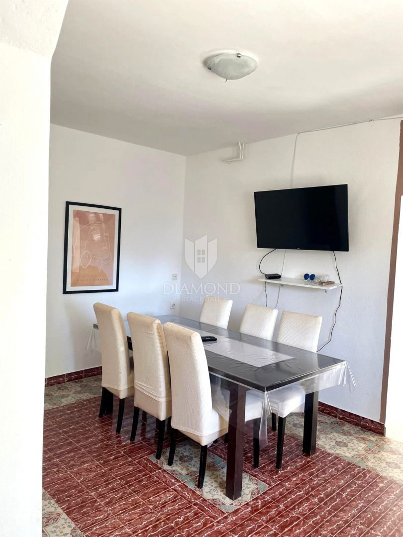 Poreč – appartamento con ampio giardino in zona tranquilla