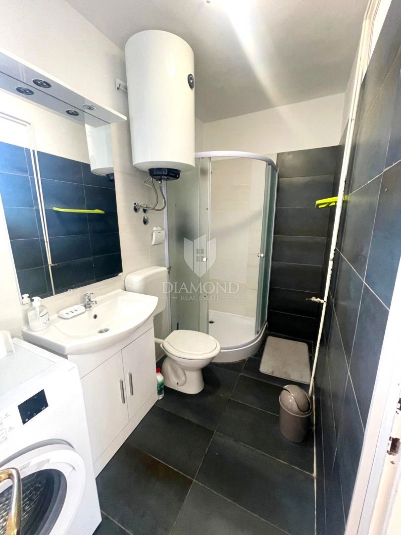 Poreč – appartamento con ampio giardino in zona tranquilla