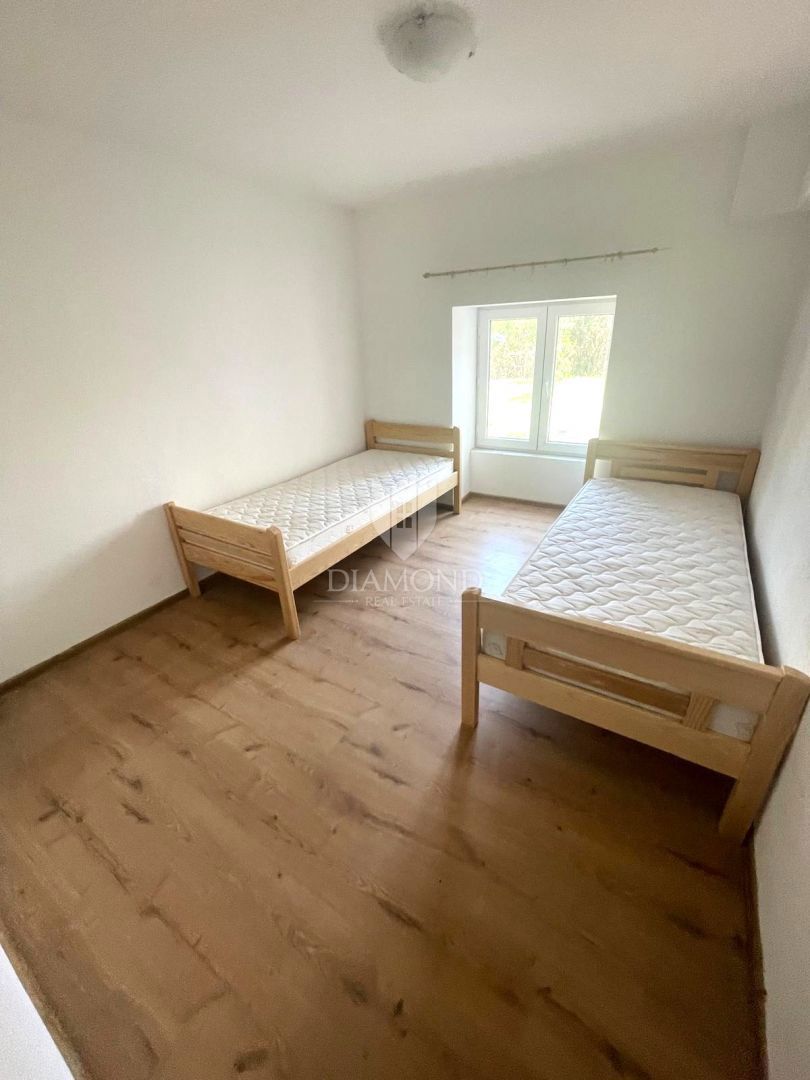 Poreč – appartamento con ampio giardino in zona tranquilla