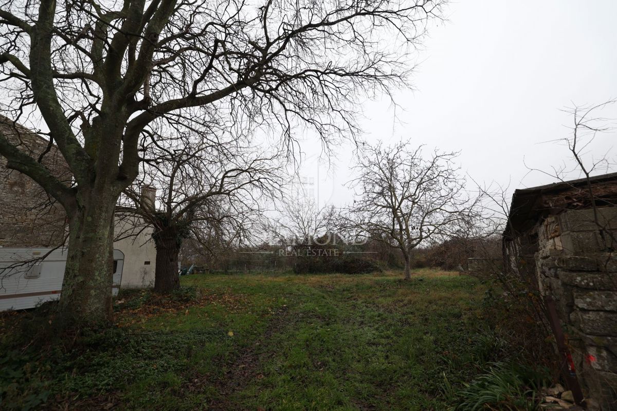 Bale, dintorni, casa in pietra da ristrutturare con ampio cortile