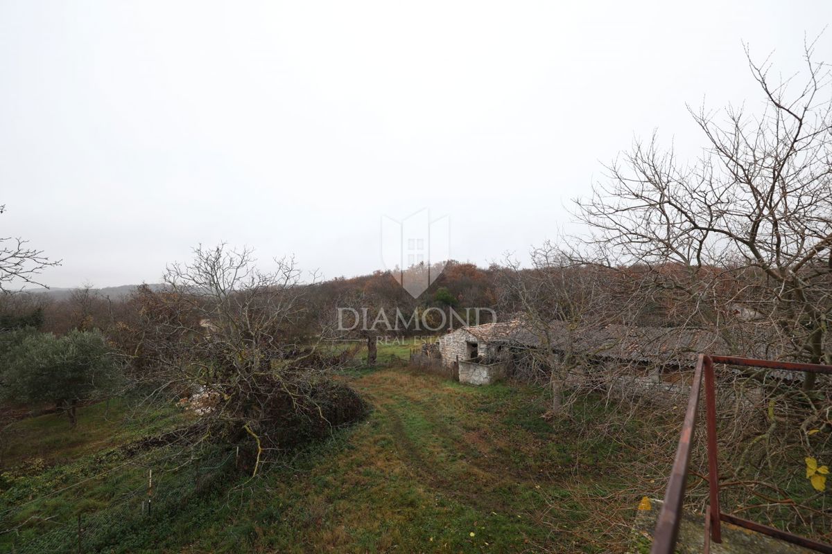 Bale, dintorni, casa in pietra da ristrutturare con ampio cortile