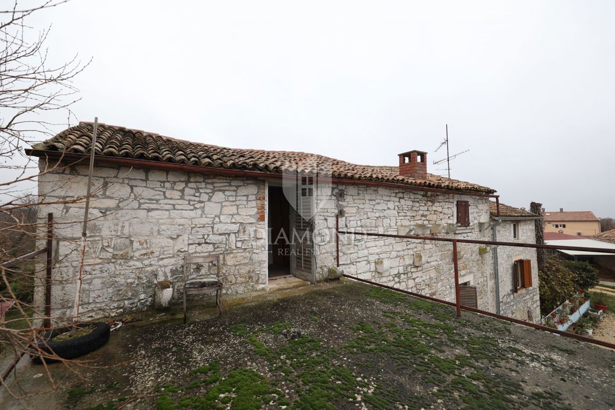 Bale, dintorni, casa in pietra da ristrutturare con ampio cortile