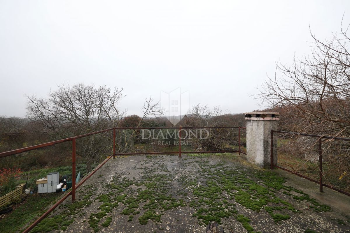 Bale, dintorni, casa in pietra da ristrutturare con ampio cortile
