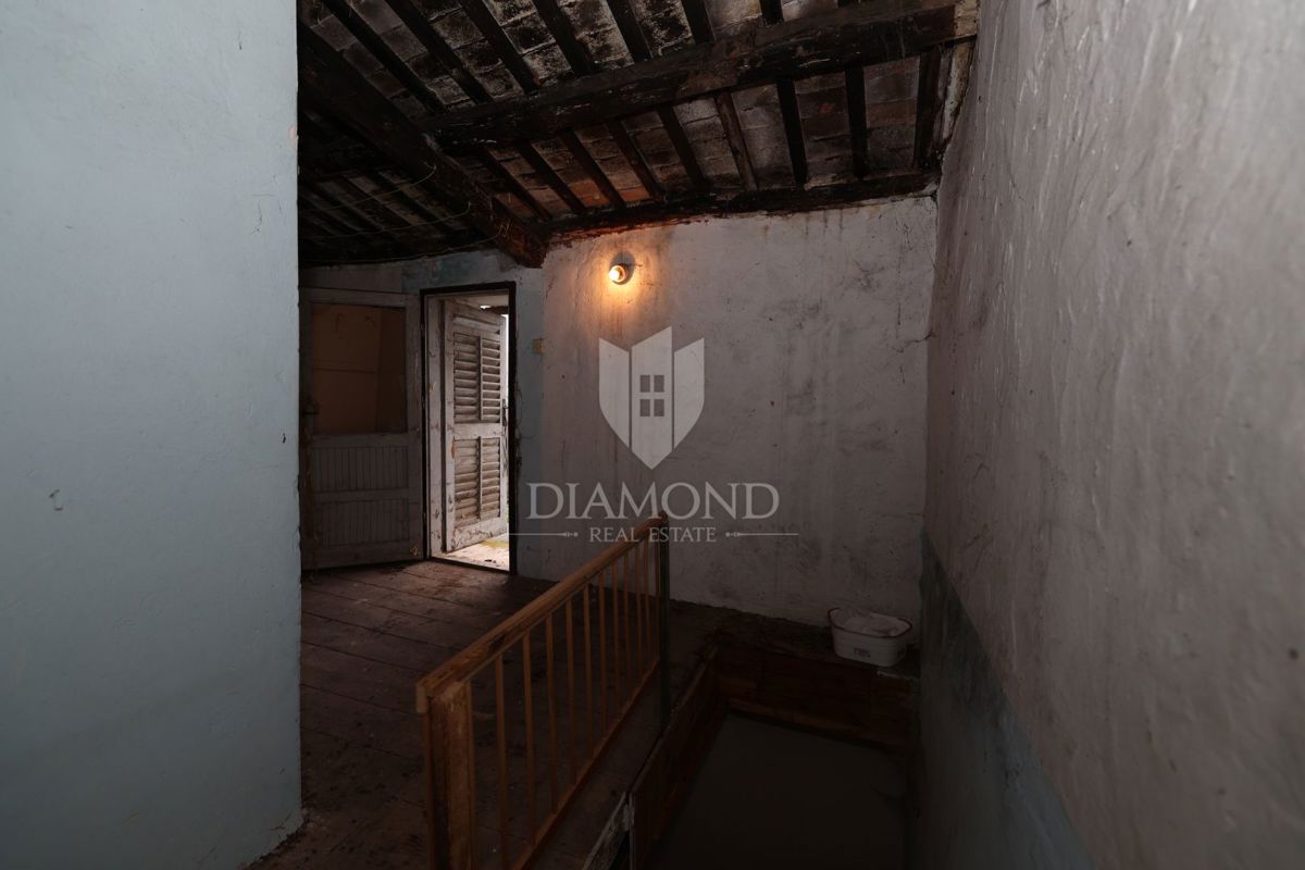 Bale, dintorni, casa in pietra da ristrutturare con ampio cortile